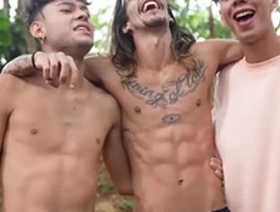 This is the making of a porn video with Caco Foxx, Enzo Matteuz, and Hanry Onlyjapa in a bareback scene.